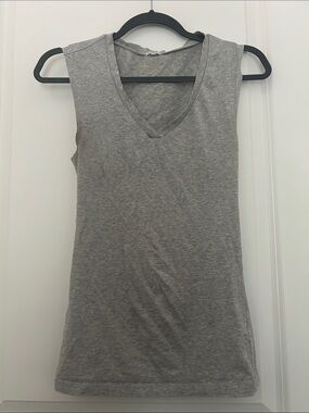 GAP Gray V-Neck Sleeveless Tank Top